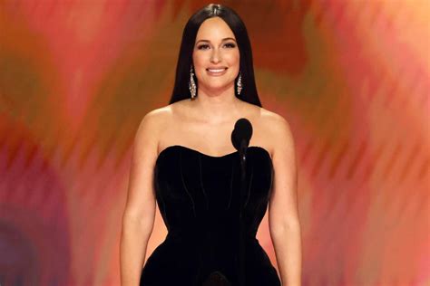 Sexy Kacey Musgraves Heats Up with Hot New Music。